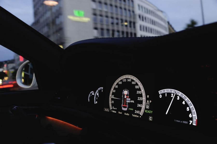  Mercedes-Benz S400 BlueHYBRID 2008 года  (фото 12 из 35)